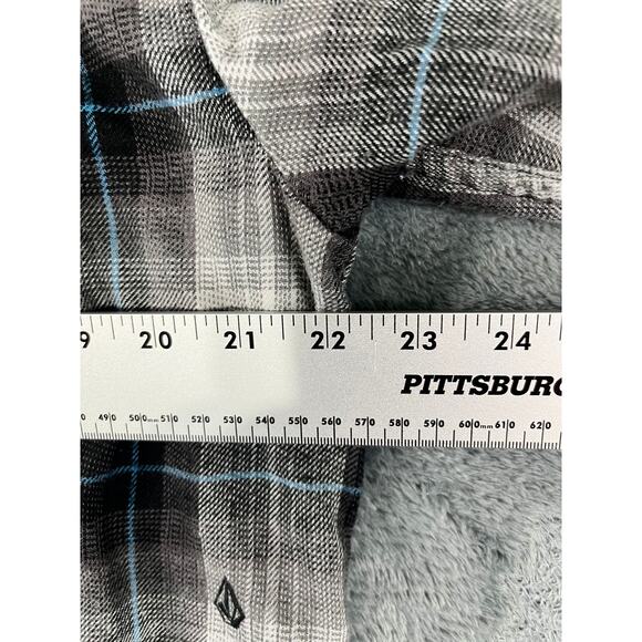 Men’s Volcom XL Black/Grey Plaid Flannel Button-Down Shirt – Excellent Condition - Picture 8 of 10